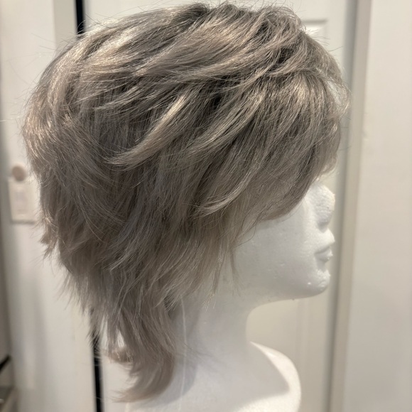 GRAY Pixie Wig! Light & Medium Grey! Basic Average size cap! Great condition! - Picture 3 of 11